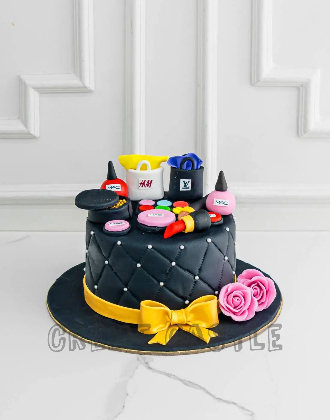 Fashionista in black theme Creme Castle