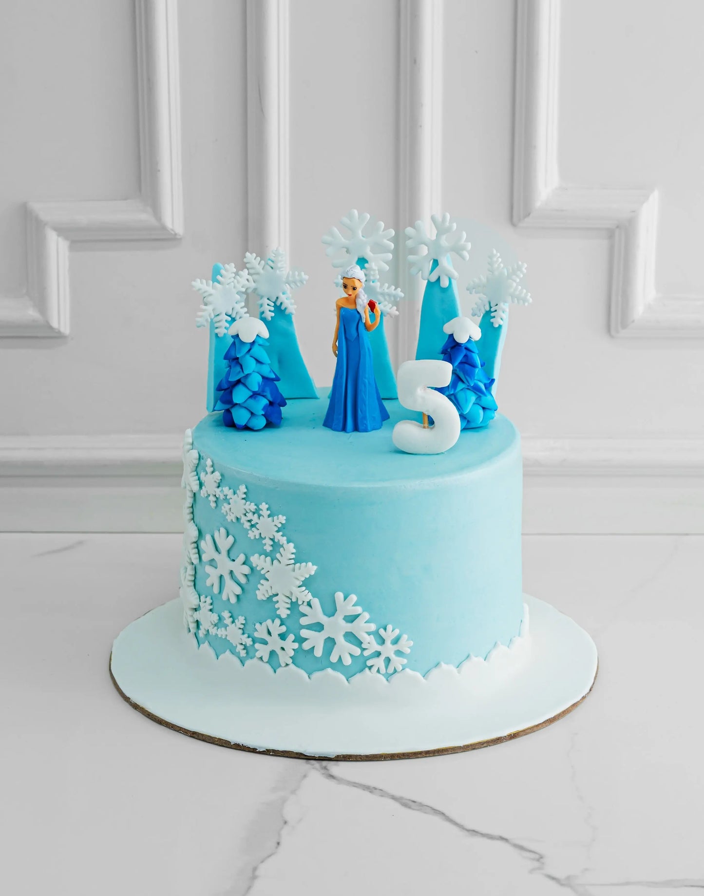 Frozen Cake with Ice Structure by Creme Castle