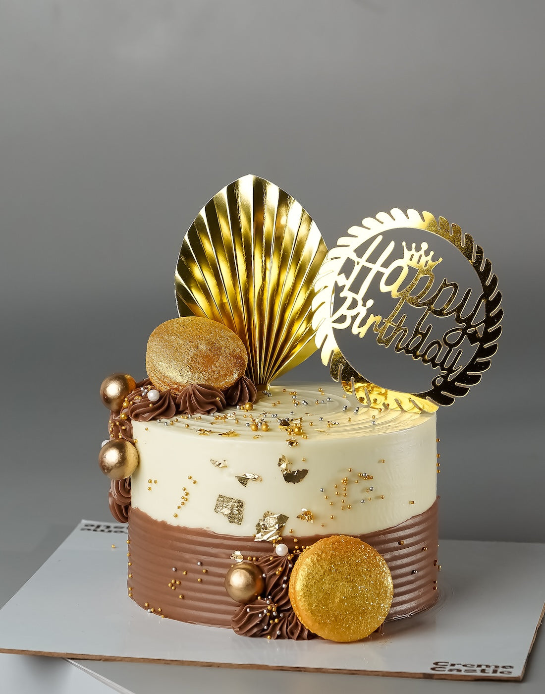 Golden cake for boyfriend birthday - Creme Castle