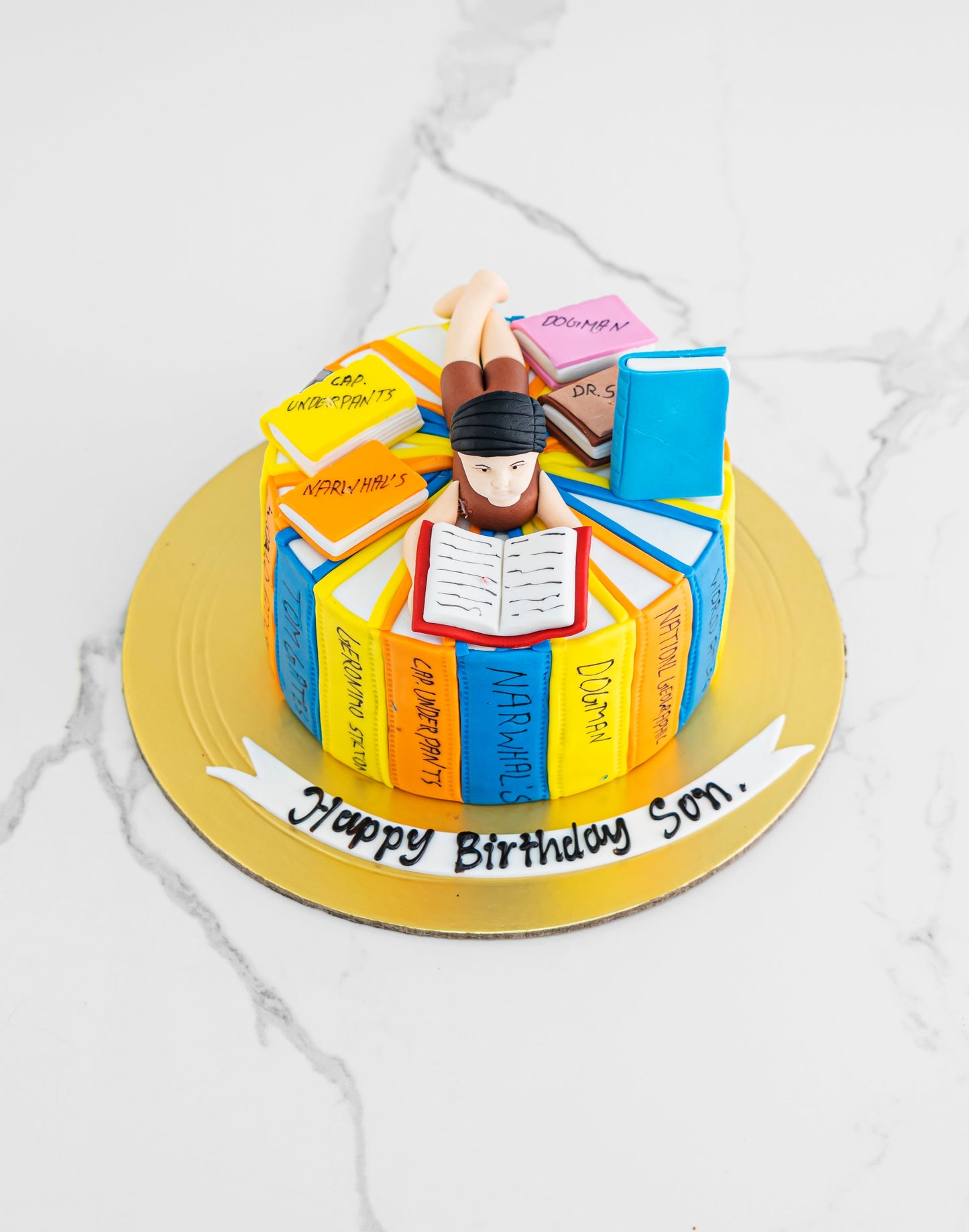 The bookworm Cake - Creme Castle