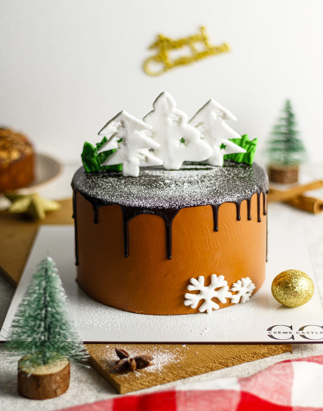 Snowy Christmas Cake - Creme Castle