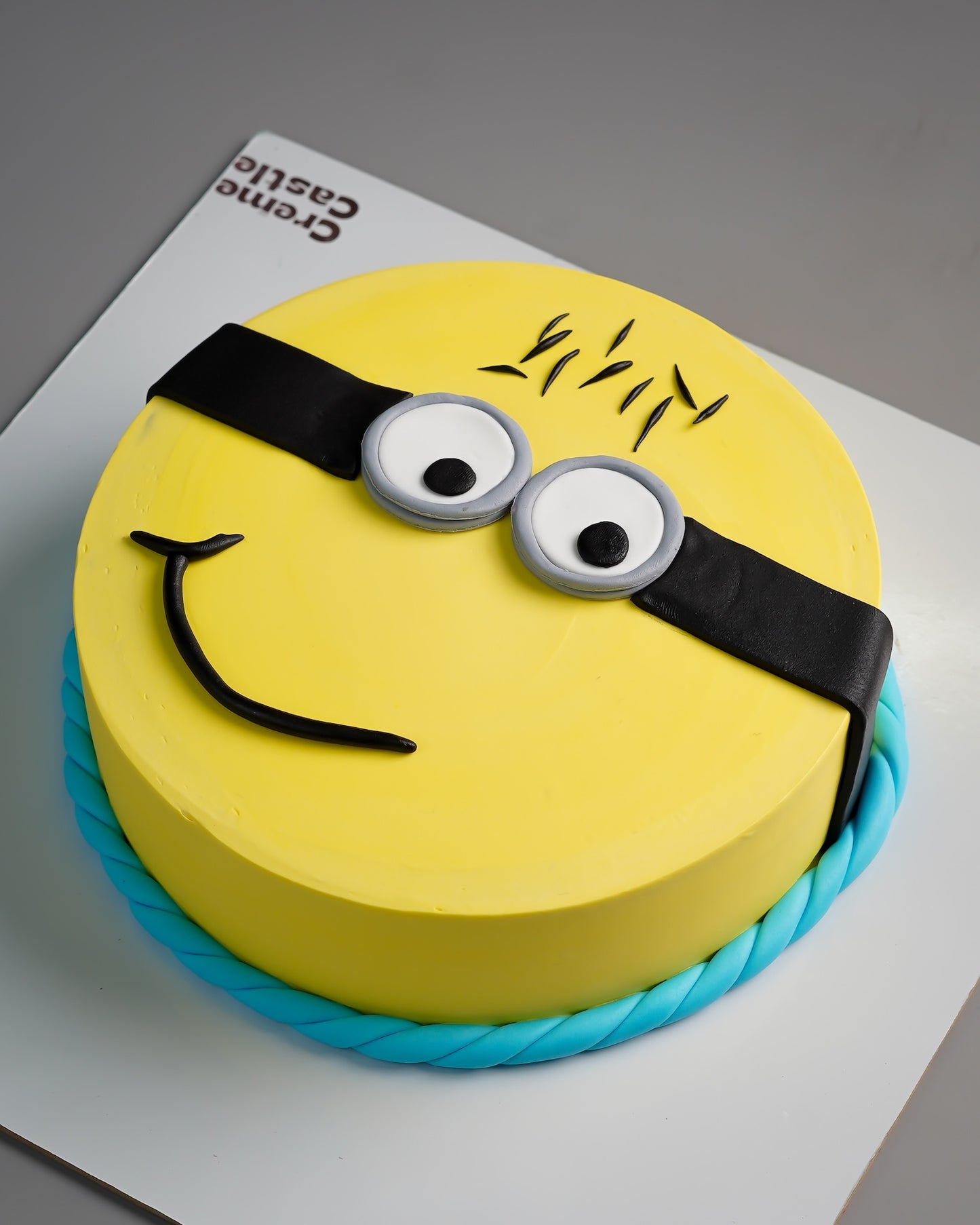 Minion Face Cake