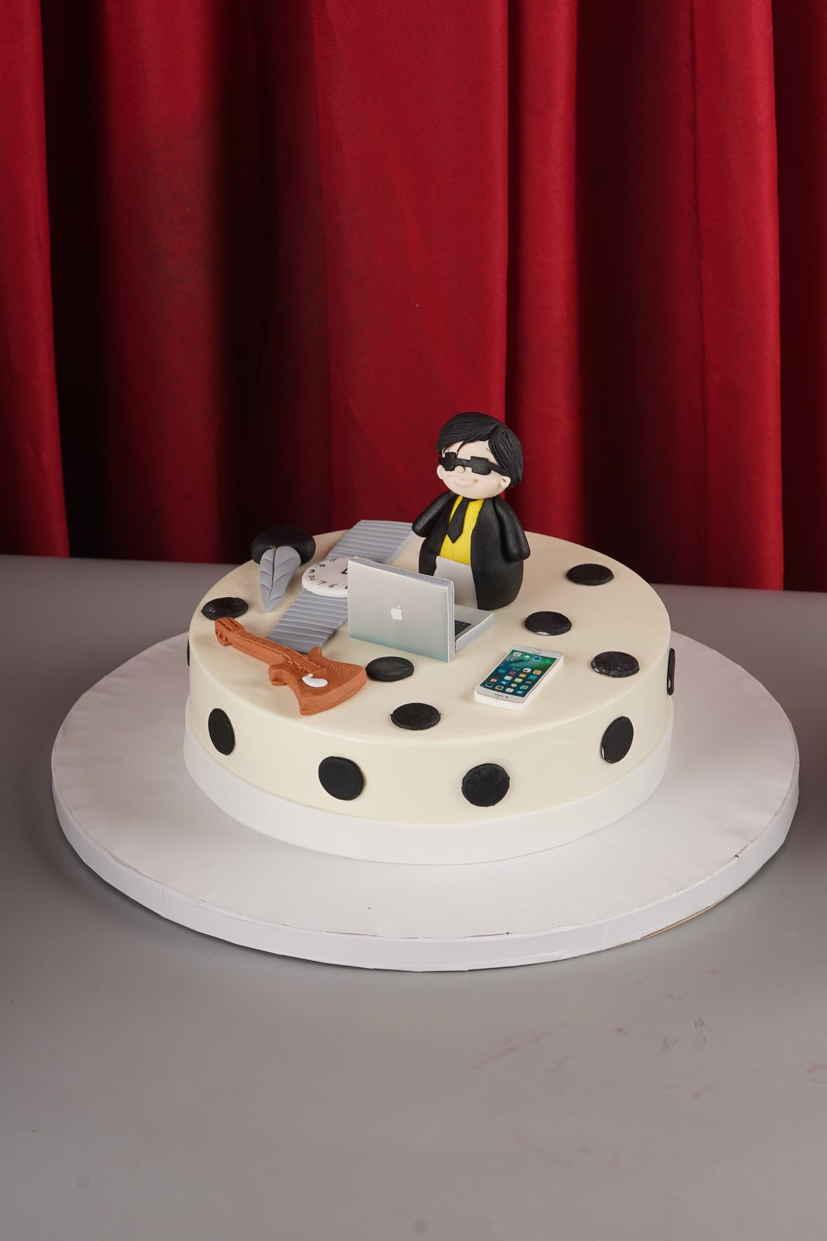 Workaholic Theme Cake | Creme Castle