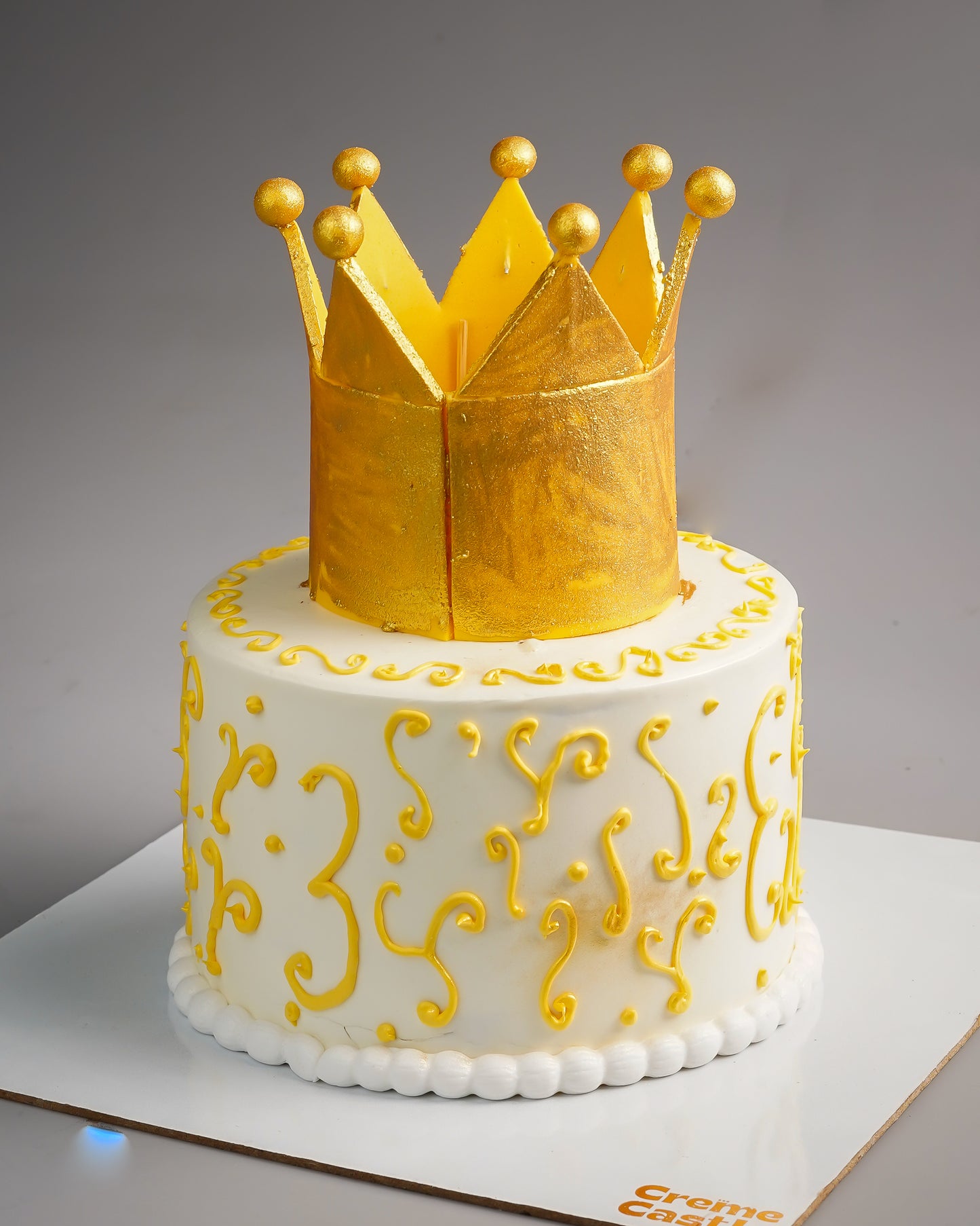 Crown Design Cake - Creme Castle