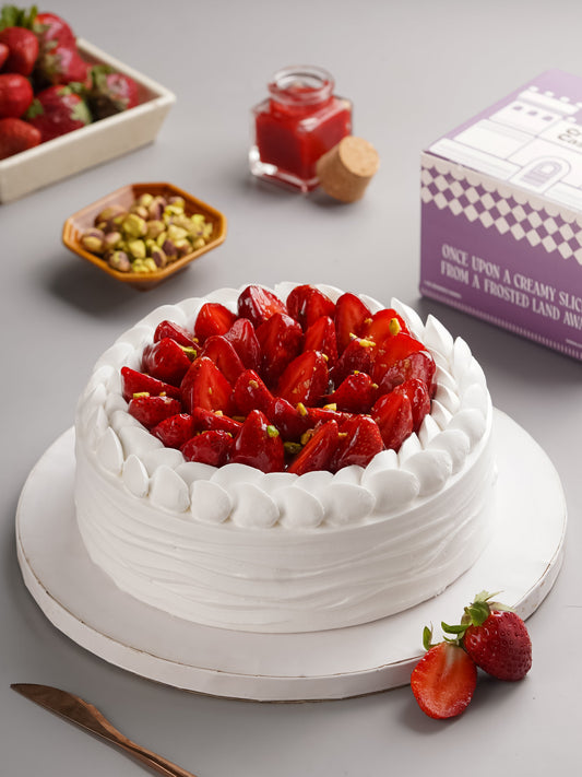 Strawberry Cake - Creme Castle