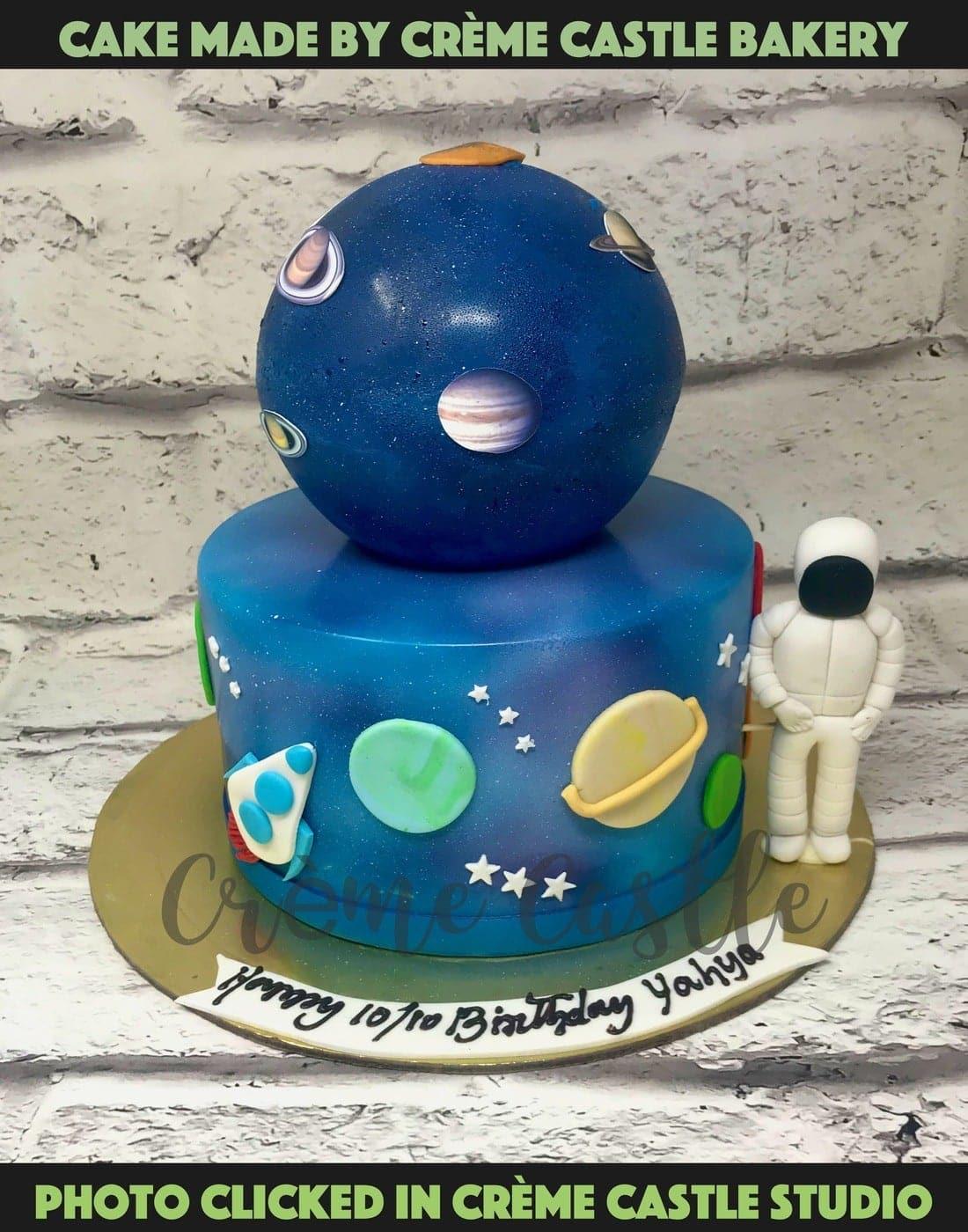 Space Pinata Design Cake - Creme Castle