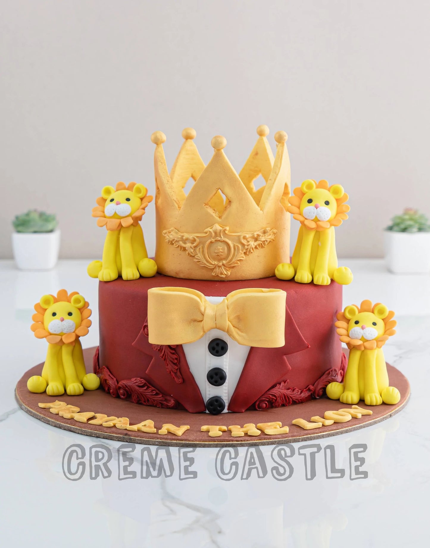 Crown and the lions Cake